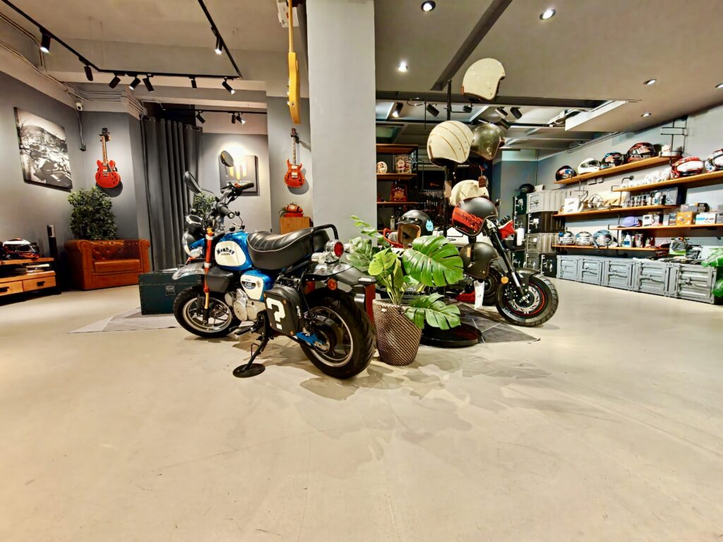 輝Sir電單車銅鑼灣實體店內的電單車、頭盔及騎士裝備展示區